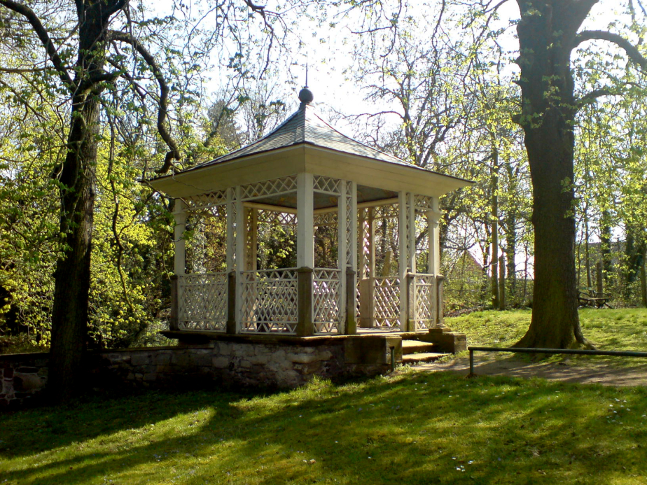 Pavillon vorm Eingang des Schlossparks in Ostrau