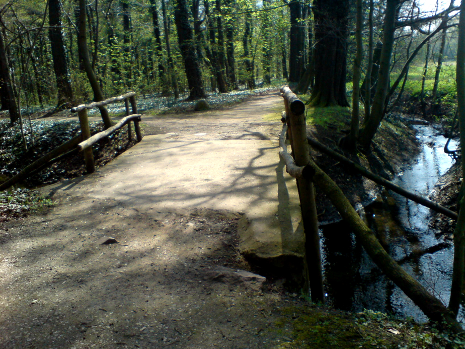 Brücke über kleinen Wasserlauf