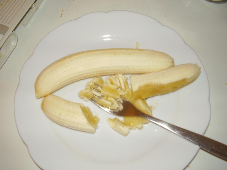 Banane mit einer Gabel zerdrücken