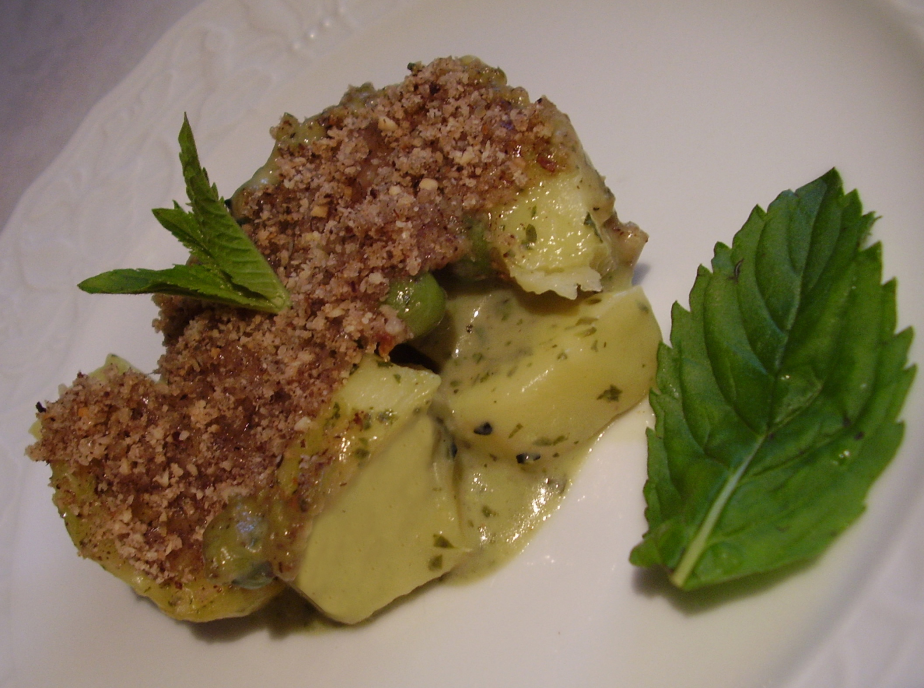 Grüner Kartoffel-Minzeauflauf mit Erbsen und einer Kruste aus Bauernkäse mit Nuss