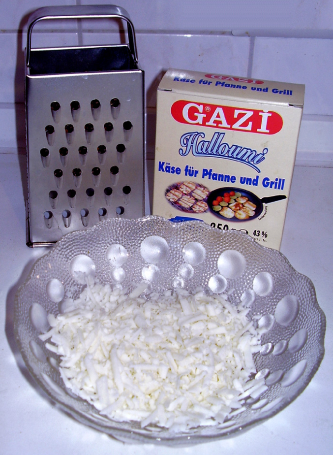Halloumi mit einer Reibe grob raspeln
