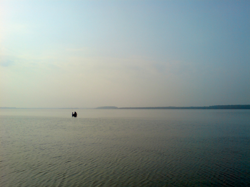 Einsamer Angler im Boot auf der Goitzsche