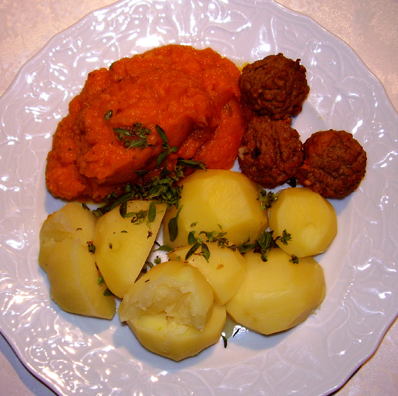 Kartoffeln mit Hokkaido-Kürbis-Sauce und vegetarischen Klöpschen