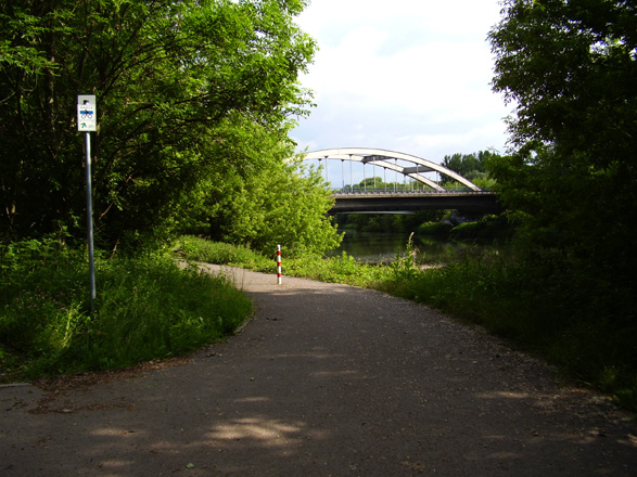 Am Schild Kollenbey geht es unter der B 91 hindurch