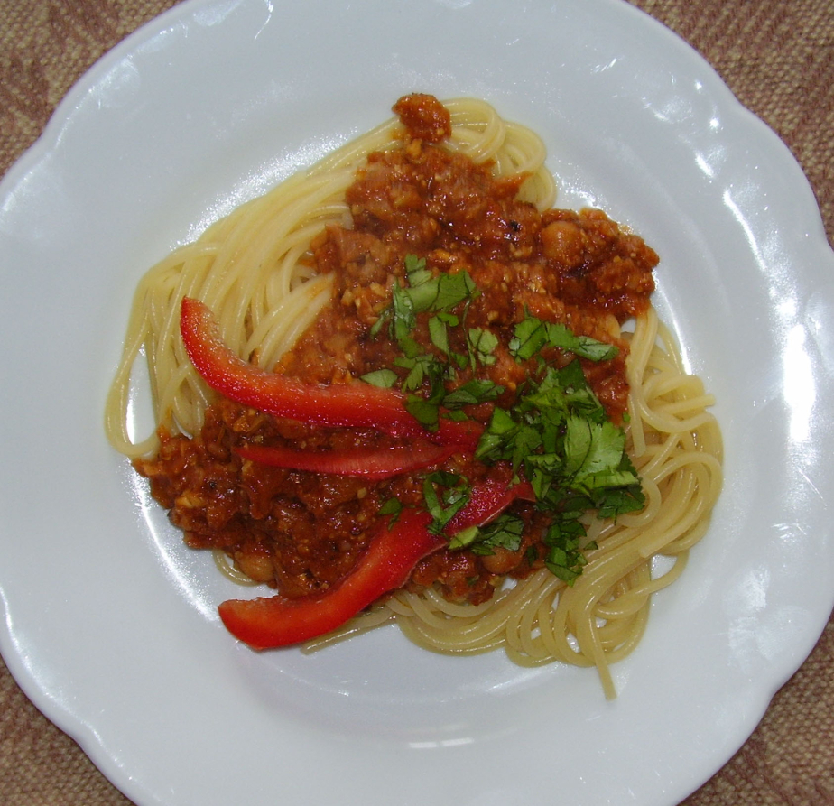 Deftige Nudelsauce mit Spitzkohl und Kürbiskernen (vegan)