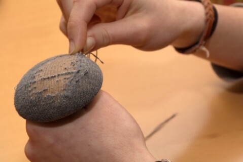Socke stopfen mit Stopfei | © alho007 fotolia.de Socke stopfen mit Stopfei