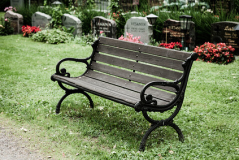 Friedhofsruhe mit Bank | © Juhku fotolia.de Friedhofsruhe mit Bank