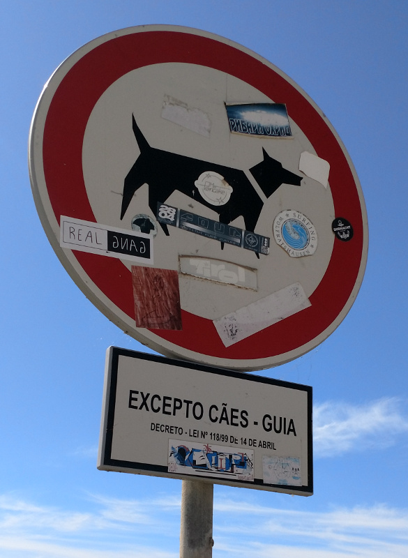 Hundeschild in Portugal