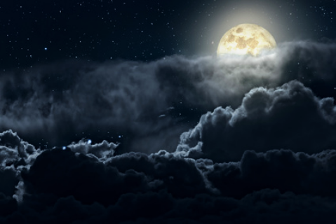 Der Mond hinter Wolken - kann ich seine Schönheit einen Moment lang ganz erfassen?