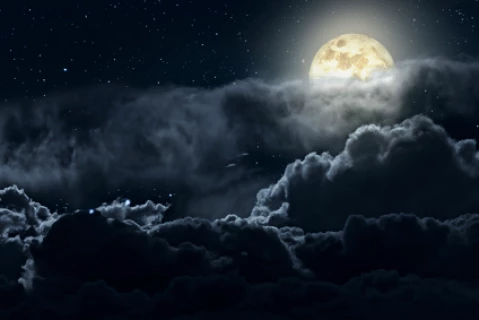 Der Mond hinter Wolken - kann ich seine Schönheit einen Moment lang ganz erfassen?