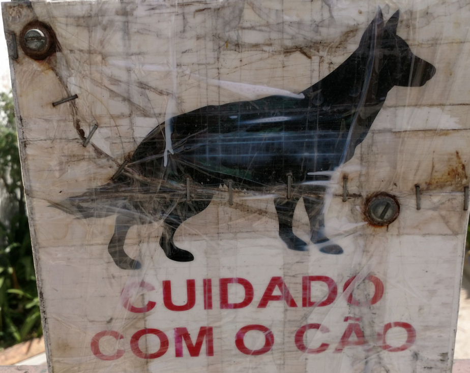 Hundeschild in Portugal