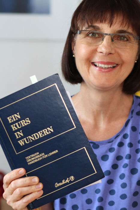 Christiane mit dem Buch 'Ein Kurs in Wundern'