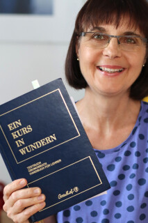 Christiane mit dem Buch 'Ein Kurs in Wundern'