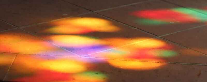 Lichtreflexe vom Kirchenfenster, entdeckt in St. Ursula in Oberursel im September 2023 | © Christiane Schenke Lichtreflexe vom Kirchenfenster, entdeckt in St. Ursula in Oberursel im September 2023