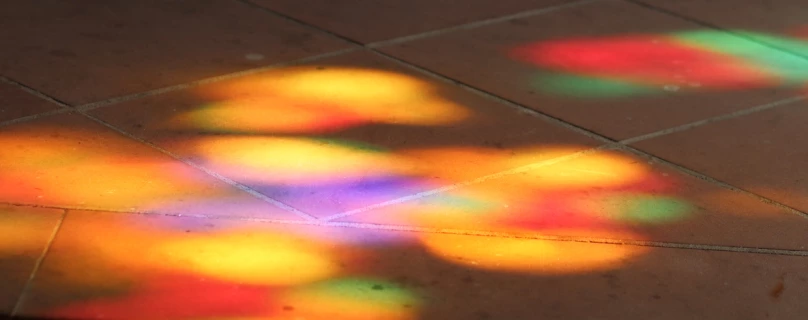 Lichtreflexe vom Kirchenfenster, entdeckt in St. Ursula in Oberursel im September 2023