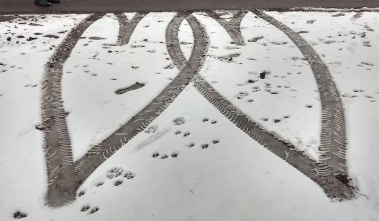 bitte wenden in Richtung Liebe - Wendespuren eines Autos im Schnee