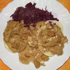 vegetarischer Seitangulasch mit Rotkohl