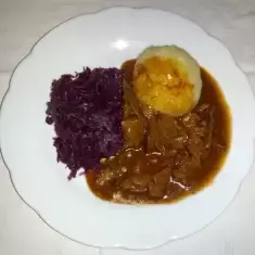 vegetarische Ente mit Rotkohl und Klößen