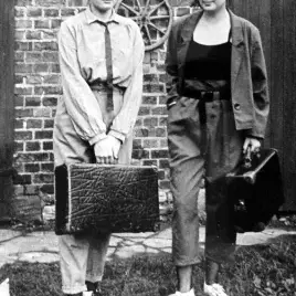 Mode in der DDR | selbstentworfen und selbstgeschneidert | alte Koffer von meinem Onkel als Accessoire