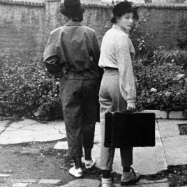 Mode in der DDR | selbstentworfen und selbstgeschneidert | ein alter Koffer von meinem Onkel als Accessoire