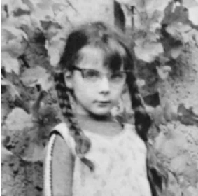 Christiane im Alter von 7 Jahren - links mit Zöpfen UND Mandeln, rechts mit Zöpfen OHNE Mandeln