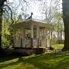 Pavillon vorm Eingang des Schlossparks in Ostrau