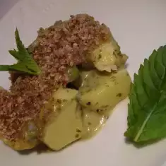 Grüner Kartoffel-Minzeauflauf mit Erbsen und einer Kruste aus Bauernkäse mit Nuss