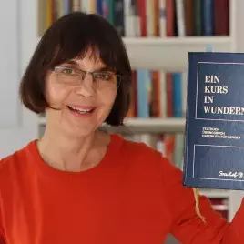 Christiane mit 'Ein Kurs in Wundern®' | © Christiane Schenke