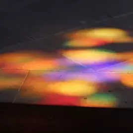 Lichtreflexe aus Kirchenfenster am Boden | © Christiane Schenke